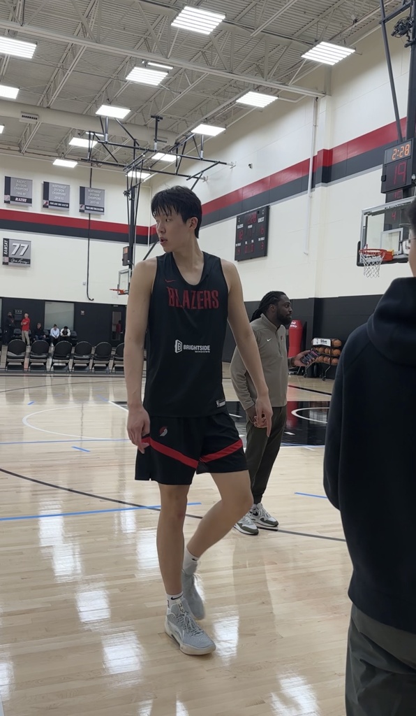 队记：杨瀚森在开拓者的试训不算惊艳但有所展现 沟通上略有隐忧