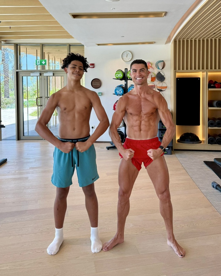 能否父子同台❓C罗踢到2027年将是42岁，届时迷你罗也已17岁