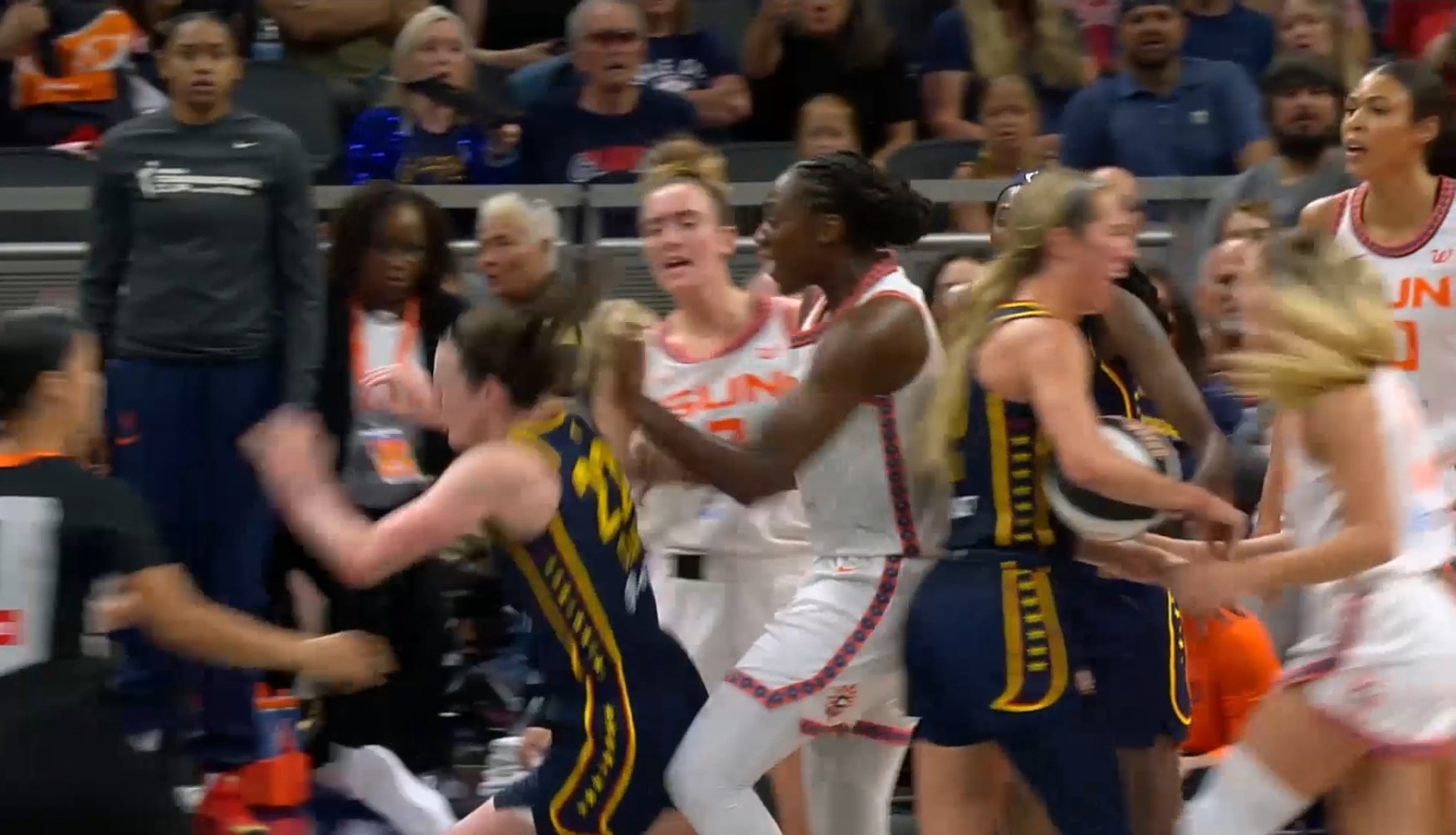 太阳球员背后怒推克拉克仅吃1T？联盟赛后正式将其升级为二级恶意