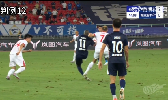 严重犯规！官方：萨里奇蹬踹应判红牌，裁判漏判&VAR未介入错误