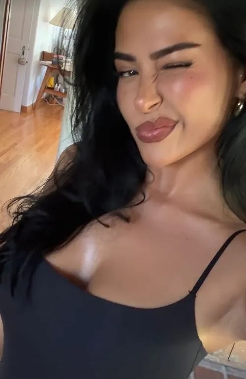 贝林厄姆女友社媒晒照，对粉丝眨眼放电