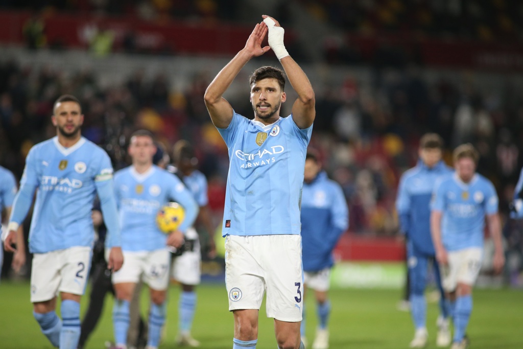 官方：曼城球员鲁本-迪亚斯和女队球员托马斯荣获PFA社区冠军奖