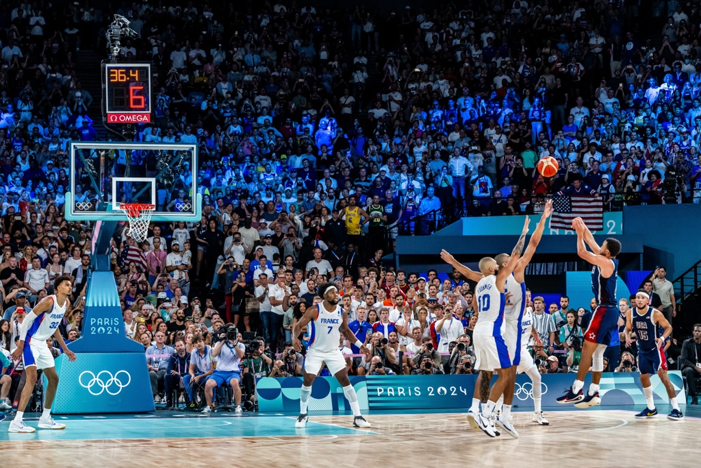 科尔：没人有库里这种心态 奥运上大家都在让权 就他主动要球打