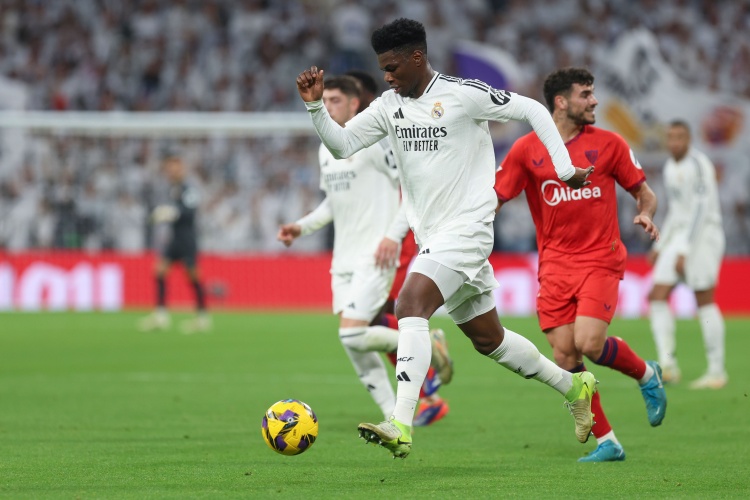 西媒：琼阿梅尼能踢中场中后卫又能踢自由人，他将扮演关键角色