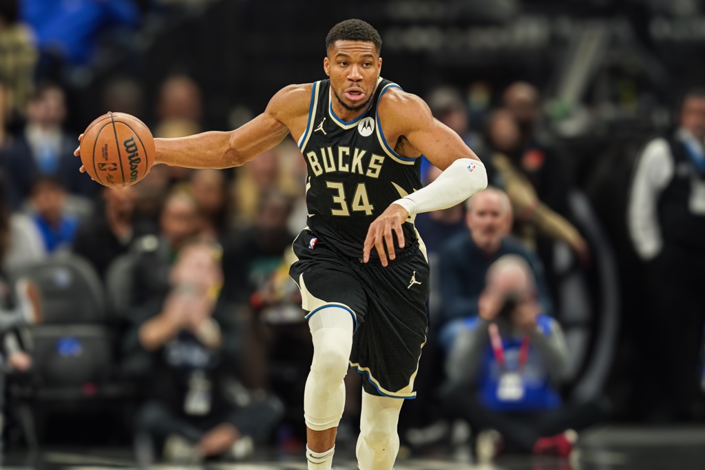 名记：两周前各队对得到字母摩拳擦掌 现在已普遍不太相信他会走