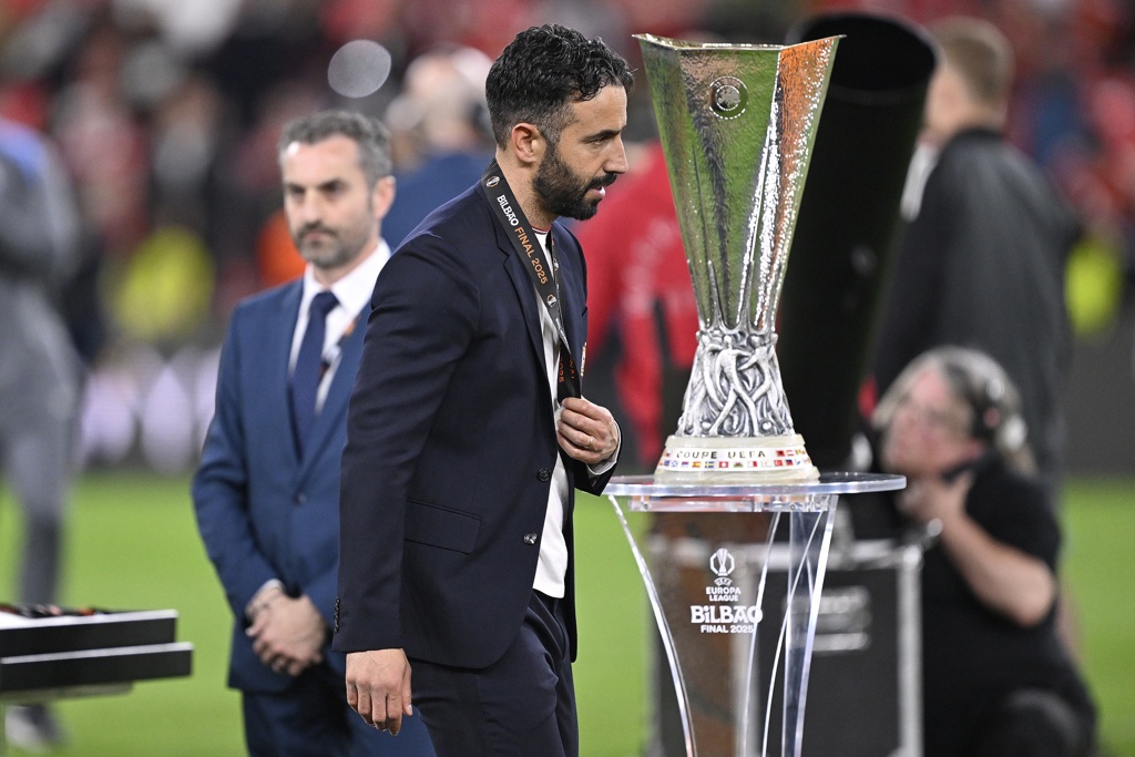 卡拉格：曼联对阿莫林保持信念，是绝望中紧抓稻草，而非理性选择