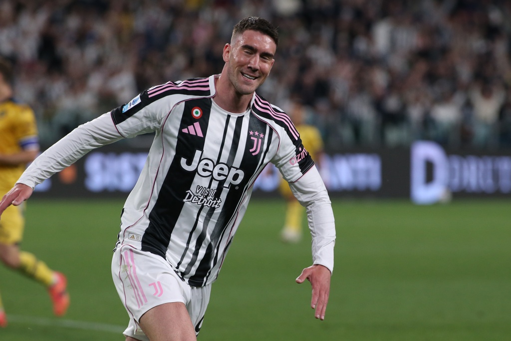 晚邮报：DV9告知队友他会留尤文，他与经纪人早已决定履行完合同