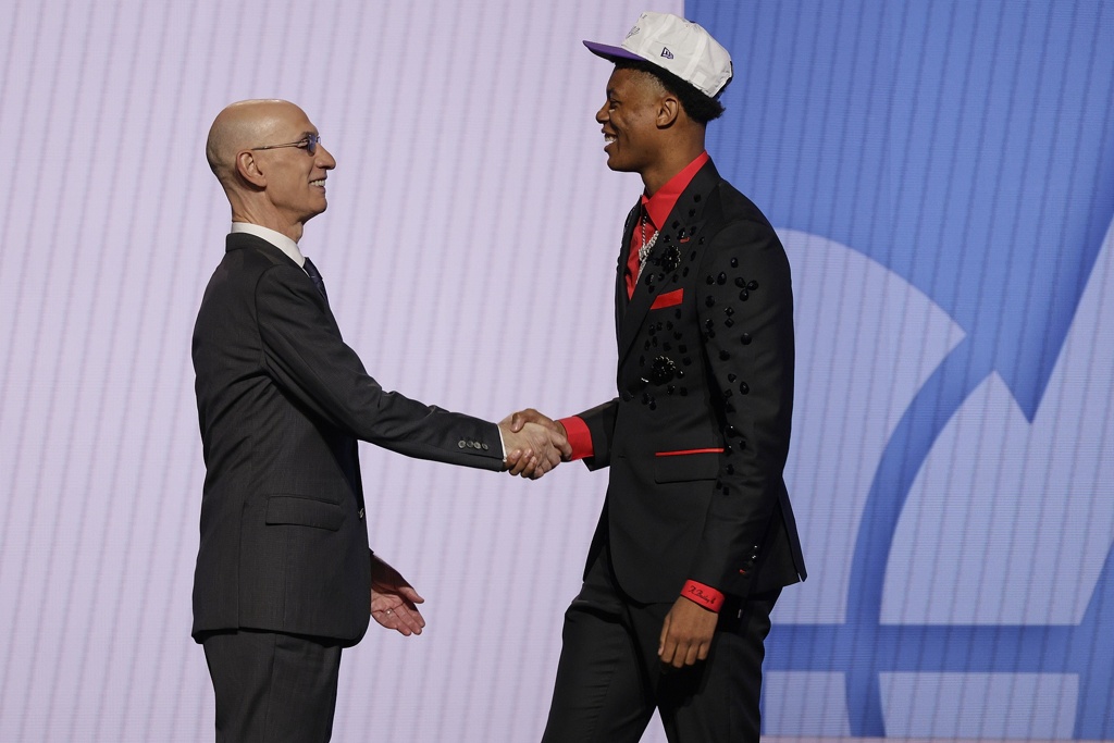 爵士官方：球队签下5号秀埃斯-贝利和18号秀小沃尔特-克莱顿